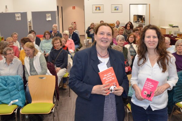 Genießen die Atmosphäre: Autorin Rebecca Niazi-Shahabi (rechts) und Gleichstellungsbauftragte Grita Behrens. Foto: Sibylle Kemna - © Sibylle Kemna
