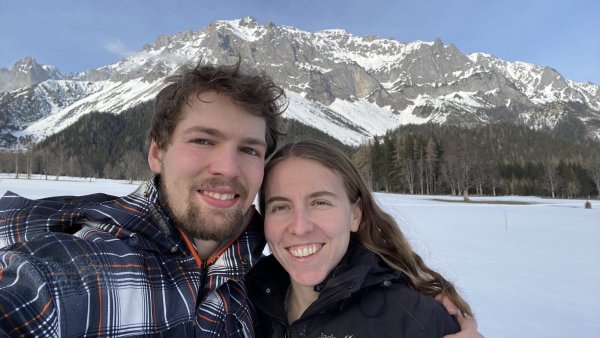 Die letzte große Reise: Anfang 2023 verbringen Liane und Daniel Wagner ein paar Tage in Österreich, hier am Dachsteingebirge. - © Privat