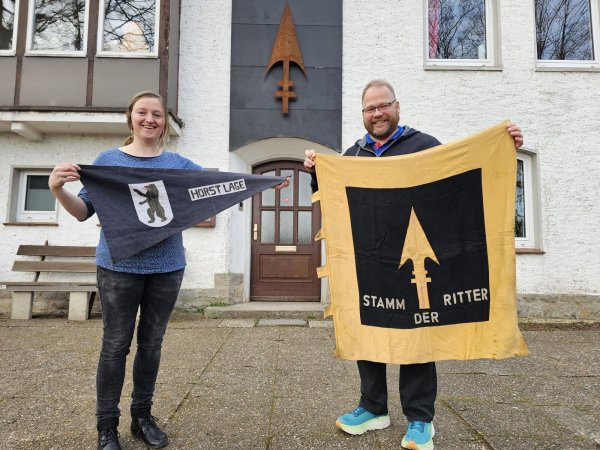 Ilka Beermann zeigt einen sehr alten Wimpel, der zur 1924 gegründeten Pfadfindergruppe "Horst Lage" gehörte. Christian Gerwien hat das Zeichen des Stamms der Ritter Lage. - © Astrid Sewing