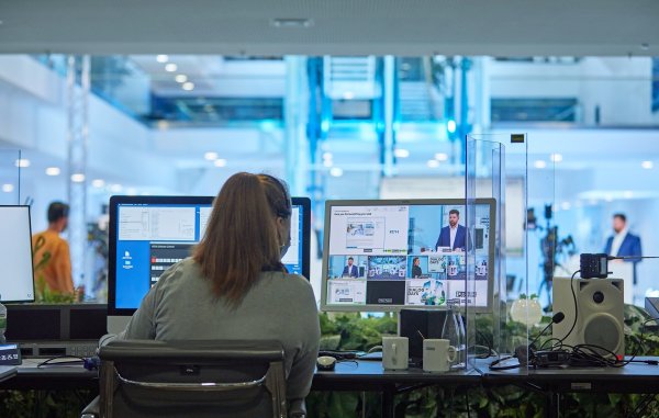 Bei den „Dialog Days" von Phoenix Contact läuft alles virtuell ab. Weltweit schalten sich die Teilnehmer nach und nach dazu – je nachdem, in welcher Zeitzone sie leben. - © Phoenix Contact