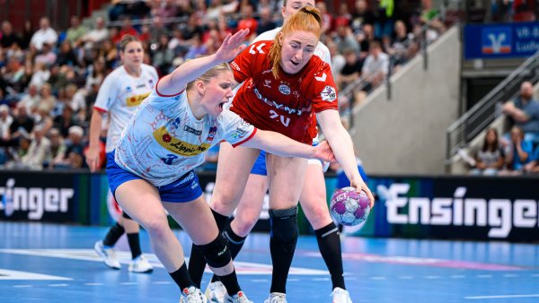 Laura Rüffieux von der HSG kommt gegen Bietigheims Sofia Hvenfelt nicht an den Ball. - © Marco Wolf