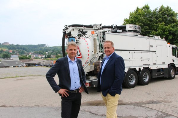 Wolfgang und Volkwin Müller (von links) vor einem fertigen "Helicopter", dem größten kombinierten Saug- und Spülfahrzeug, das sie im Portfolio haben. - © Freya Köhring