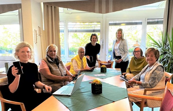 Hoffen auf ehrenamtliche Helfer für das Projekt "Miteinander digital": Nicole Röthe (Projektkoordinatorin Evangelisches Johanneswerk, vorne links) und die städtischen Mitarbeiterinnen Franziska Hildebrand (Stab Ehrenamt und Sport, links stehend) und Dr. Diana Jedlicka (Projektmanagement Schwerpunkt Gesundheit, rechts stehend) sowie die Teilnehmerinnen am Digitalkurs. - © Stadt Bad Salzuflen