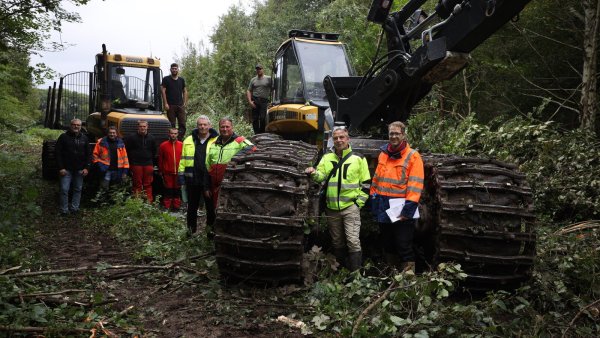 Mit schwerem Gerät stehen Forstarbeiter, Planer und Projektleiter bereit, um durch umfangreiche Rodungen Platz für den Umbau der Werre zu schaffen. - © Jörg Stuke