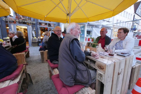 Dieter Stockmeyer, Günther Stukenbrok, Toni und Dorothee Schneider (von links) fühlen sich wohl in Strates Baustellen-Biergarten in der Langen Straße. - © Jost Wolf
