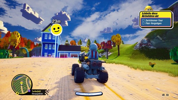 Wir brettern mit unserem Quad gerade zu unserer ersten Aktivität. Am Himmel prangen schöne Klötzchen-Wolken, am Rand laden Plastikblumen zum Pflücken ein. Willkommen in Bricklandia! - © 2K
