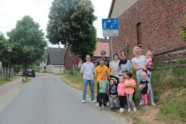 Steve Karkowski (links) und weitere Eltern möchten, dass sich die Autofahrer an der Istruper Kita in der Dorfstraße an die Geschwindigkeitsbegrenzung halten. Die Kita befindet sich links hinter dem schwarzen Auto im Hintergrund. - © Karolina Schmidt