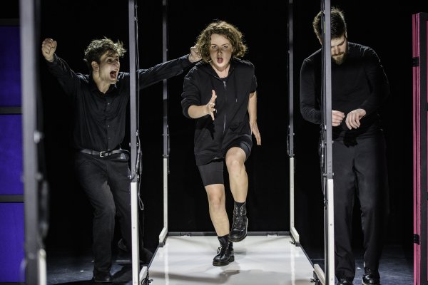 "Eva 2.0" im Hamsterrad des Lebens, angefeuert von den Mitbewohnern ihrer Studenten-WG: Dominic Fabio Betz, Laura Zeiger und Florian Zanger (von links). - ©Bettina StoessVeröffentlichung HonorarpflichtigBank:Bettina Stöß, Sparkasse SaarbrückenIBAN: DE57590501010218525251 -