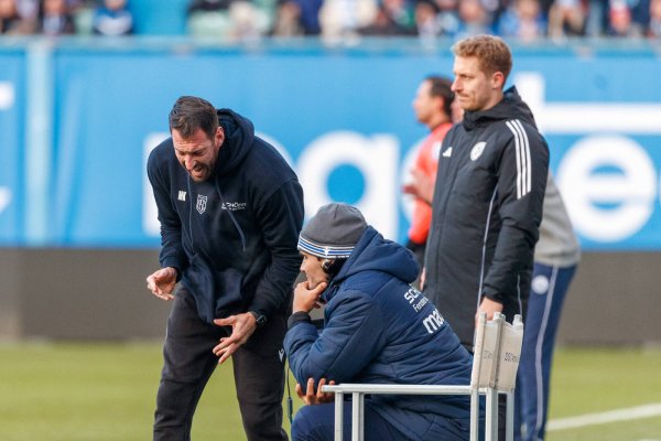 Beim Spiel seiner Arminia in Rostock sah Trainer Mitch Kniat wiederholt Anlass, sich heftig über das Schiedsrichterteam mit dem Vierten Offiziellen Florian Pötter (r.) aufzuregen. - © IMAGO/Andy Bünning