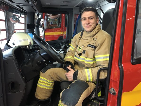Jan Tschech sitzt in einem Einsatzfahrzeug in der Feuerwache in Schötmar. Für das Foto hat er die Maske kurz abgenommen. - © Sven Kienscherf