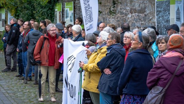 Etwa 40 Personen haben sich am Montagabend zu einer stillen Mahnwache an der ehemaligen Hofsynagoge in Detmold zusammengefunden. - © Raphael Bartling