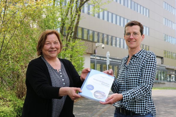 Heike Preß (links) und ihre neue Kollegin Silke Groß halten das frisch verfasste Gewerbeflächen-Kataster. Die beiden Frauen bilden die neue Wirtschaftsförderung der Stadt. - © Alexandra Schaller