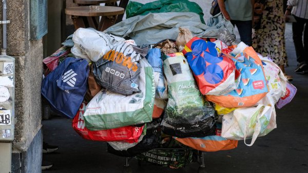 Tagsüber sind viele Wohnungslose auf den Straßen unterwegs und sammeln Flaschen. Nachts kommen sie in warmen Unterkünften unter. - © IMAGO/Michael Gstettenbauer