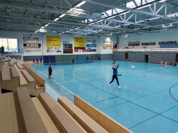 Die neue Tribüne in der Sporthalle an der Ulmenallee ist so gut wie fertig. Die Handballerinnen der HSG Blomberg-Lippe können ihre Bundesliga-Spiele dann vor insgesamt 1300 Zuschauern austragen. - © Michaela Weiße