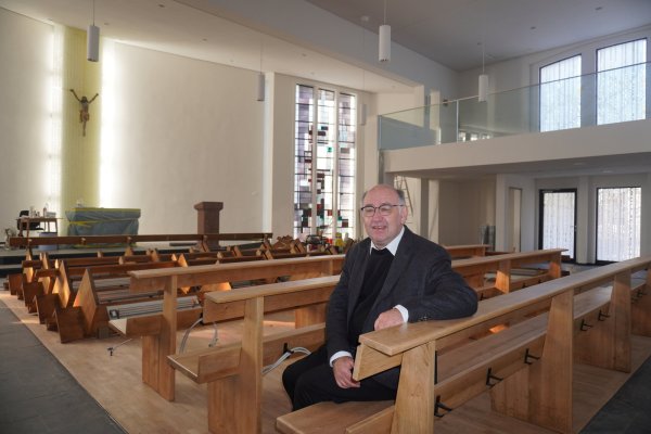 Pastor Georg Kersting freut sich, dass die Renovierungsarbeiten bald abgeschlossen sind. Er ist mit dem Ergebnis sehr zufrieden. - © Michaela Weiße