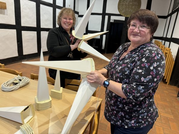 Frauke Büschemann und Tanja Kin (von links) stecken mitten in den Weihnachtsvorbereitungen. - © Sandra Castrup