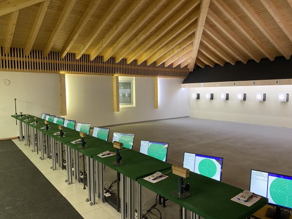 Die modernisierte und digitalisierte Schießsportanlage im Rischenauer Schützenhaus. Unter Normalbedingungen könnten hier zehn Sportschützen gleichzeitig schießen. - © Schützenverein Rischenau