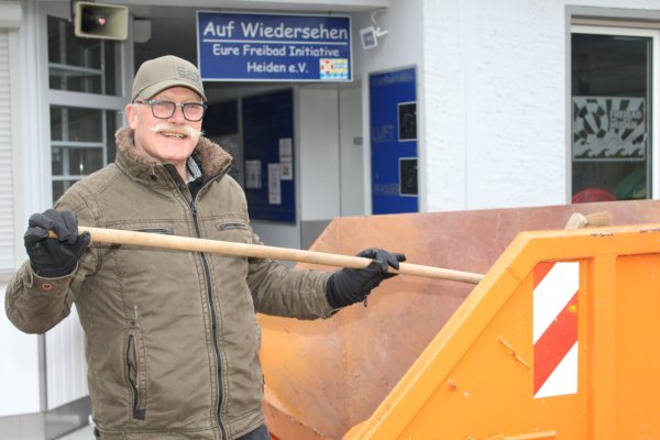 Ex-Kreispolizeisprecher Uwe Bauer geht bei der Freibadinitiative Heiden auf Streife und kontrolliert alles rund um das Gelände. - © Sandra Castrup