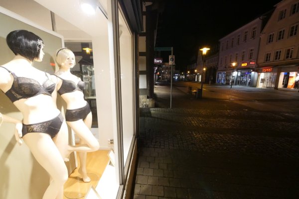 Stille Beobachterinnen sind diese Schaufensterpuppen in der Detmolder Fußgängerzone. Doch zu sehen gibt es nichts, wenn die nächtliche Ausgangssperre zurück kommt. - © Jost Wolf