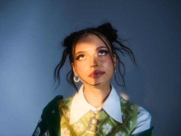 Sängerin Nina Chuba ist seit mehreren Jahren regelmäßiger Gast in Bielefeld und führt jetzt das Line-up beim Campusfestival an. - © David Daub/Campus Festival Bielefeld