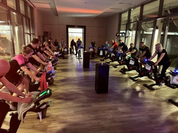 24 Stunden lang haben insgesamt 300 Teilnehmerinnen und Teilnehmer in der "VitaSol-Therme" abwechselnd in die Pedale getreten. - © Sandra Castrup