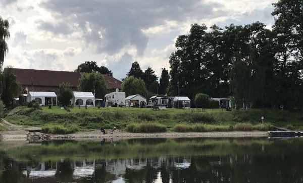 Idylle an der Weser: Auf dem Campingplatz in Erder gibt es 30 Dauergäste. Der Zugang zum Wasser ist ein Pluspunkt. - © Axel Bürger