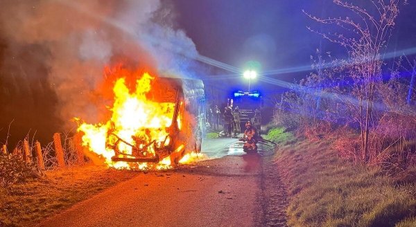 Ein Transporter ist in Detmold in Flammen aufgegangen. - © Feuerwehr Detmold