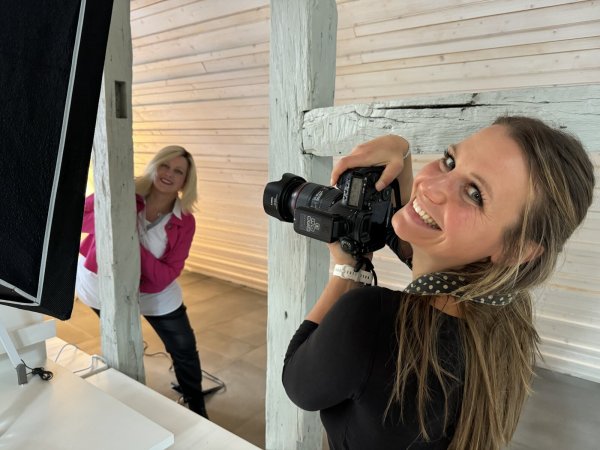 Fotografin Nadine Marga setzt die Frauen ins rechte Licht. Hier posiert Anke mit viel Spaß vor der Kamera. - © Sandra Castrup