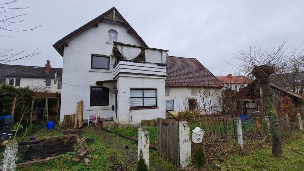 Das Haus im Fensterweg 8 ist Mitte November zwangsversteigert worden. Am Ende hat die Stadt für 50.000 Euro den Zuschlag bekommen. - © Marianne Schwarzer