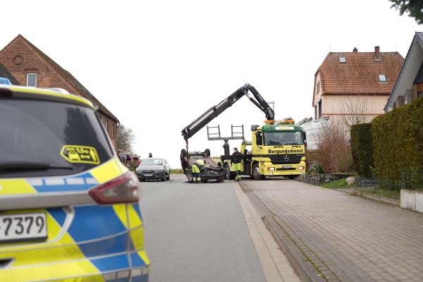 In Lieme hat sich ein Auto überschlagen. - © Freitag-TV
