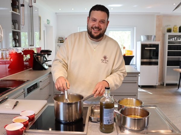 Im April 2024 hat Gianluca Fleer die Bünder Kochschule "taste it!" übernommen. Dort bietet er verschiedene Koch-Events an - und steht dabei oft selbst mit am Herd. - © Shannon-Lee Bendig