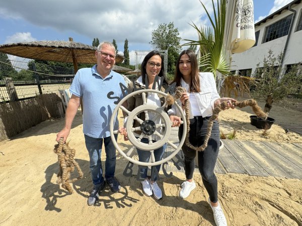 Peter Raupach (von links) mit Frau Branka und Tochter Angela auf dem "Salina Beach". Im Hintergrund ist schon das Gerüst für die LED-Anlage zu sehen. - © Sven Kienscherf