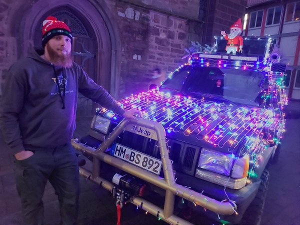 Christopher Batty-Smith hat seinen Jeep in ein "Weihnachtsmobil" verwandelt. - © Michaela Weiße