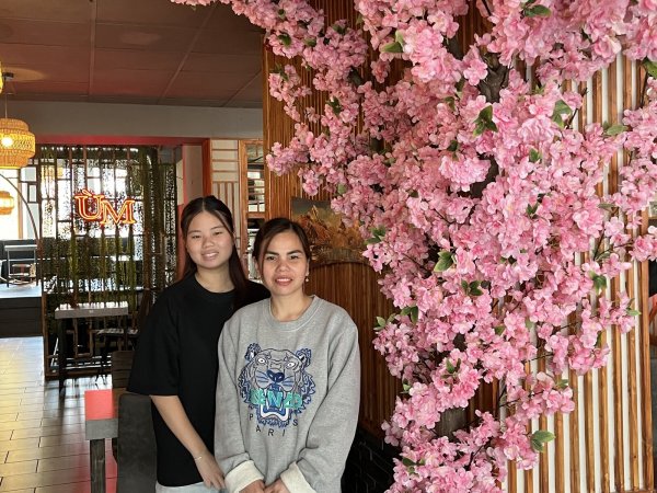 Thuy Linh Nguyen (links) betreibt das Restaurant Ùm Asia in der Obermarktstraße. Für die aufwendige Blumen-Deko ist ihre Mutter zuständig. - © Christine Riechmann