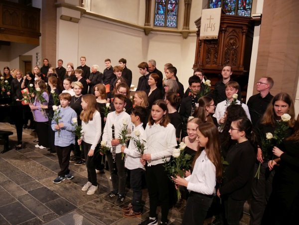 Viel Applaus für die Musiker: Alle Beteiligten kommen nach vorne und erhalten eine Blume für das facettenreiche Konzert. - © Thomas Krügler