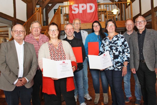 Johannes Bentler (von links), Wilfried Gerkensmeier, Petra Pischczan, Christian Schaksmeier, Dieter Hartwig, Alexandra Gold, Marina Gerkensmeier, Dennis Glißmann, Georg Lätzsch bei der Ehrung. - © Reiner Toppmöller
