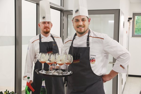 Die Koch-Nationalmannschaft der Bundeswehr versteht sich darauf, hervorragende mehrgängige Menüs zuzubereiten – Aperitif inklusive, hier serviert von M. Fehring und M. Kalis. - © Bundeswehr / Nicolai Ulbrich