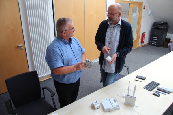 Thomas Hahn (links) von den Stadtwerken Lemgo und Olaf Kapelle von der Gemeinde Kalletal tauschen sich über die Einsatzmöglichkeiten von Lorawan aus. - © Nadine Uphoff