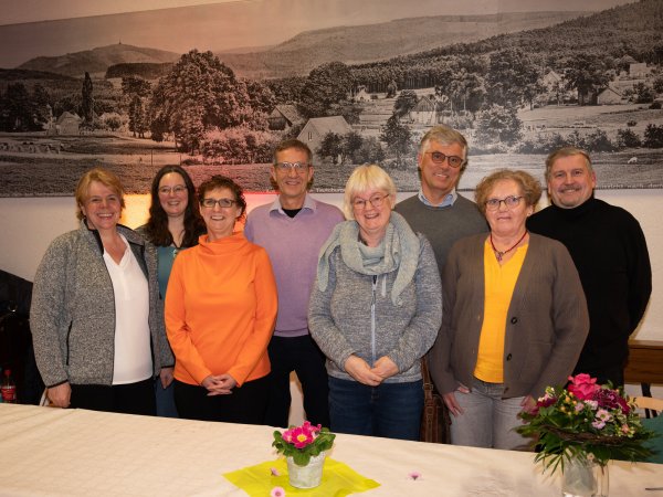 Leiten den Heimat- und Verkehrsverin Pivitsheide VL: Peggy Sommerkamp, Katharina Mowitz, Kirsten Schmidt, Dietmar Buchholz, Heike Woywod, Dirk Mellies, Kirsten Rabe und Rüdiger Scheuß (von links). - © Friedrich-Wilhelm Golüke