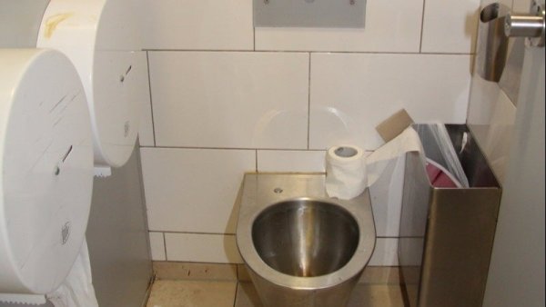 An diesem Morgen in Ordnung: die öffentlichen Frauentoiletten im Rathaus. - © Cordula Gröne