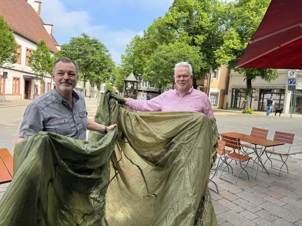 Oliver Siekmann vom Salzufler Stadt-Marketing sowie Jupp Westfeld, Inhaber der Gaststätte "Lebenslang" und Vertreter der Salzufler Gastronomie (von links), freuen sich auf das anstehende Event. - © Sandra Castrup