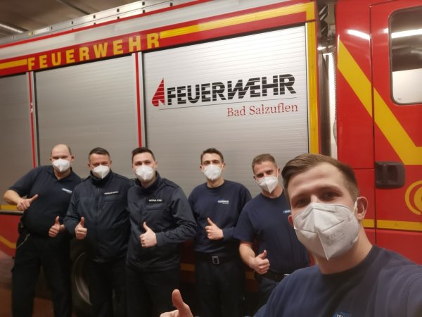 Liefern Eindrücke von der Feuerwache beim Twittergewitter: die hauptamtlichen Kräfte Alexander Wagner, Andreas Peirick, Michael Reger, Jan Tschech, Timo Winkler und Michael Bohr (von links). - © Feuerwehr Bad Salzuflen