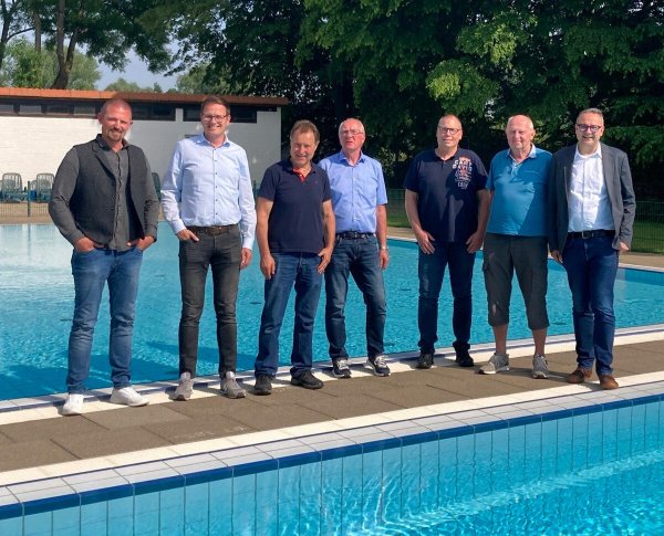 Freuen sich auf eine sonnige Saison: Bäderleiter Christian Piechuta, Geschäftsführer Matthias Sasse, stellvertretender Bäderleiter Rudolf Klein, Bernd Scholz (3. Vorsitzende), Michael Ernst (Vorsitzender des Fördervereins), Karl-Heinz Schnülle (Ortsausschuss Lieme) sowie Bürgermeister Markus Baier (von links). - © Stadt Lemgo