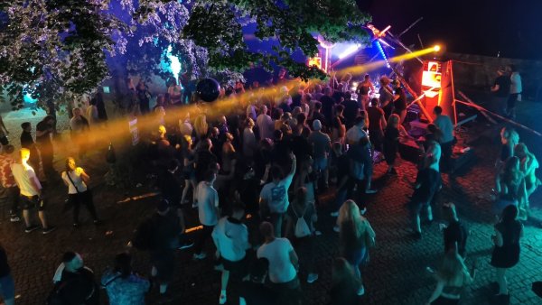Feiern bis zum Morgengrauen: Das Festival "Burgbeben" hat die altehrwürdige Burg Sternberg schon 2022 im wahrsten Wortsinn beben lassen. - © Arcivbild: Sylvia Frevert