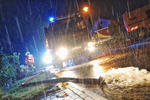 Am späten Abend sprach die Wehr im Ort von 40 offenen Einsatzstellen. - © Freitag TV/ Stock