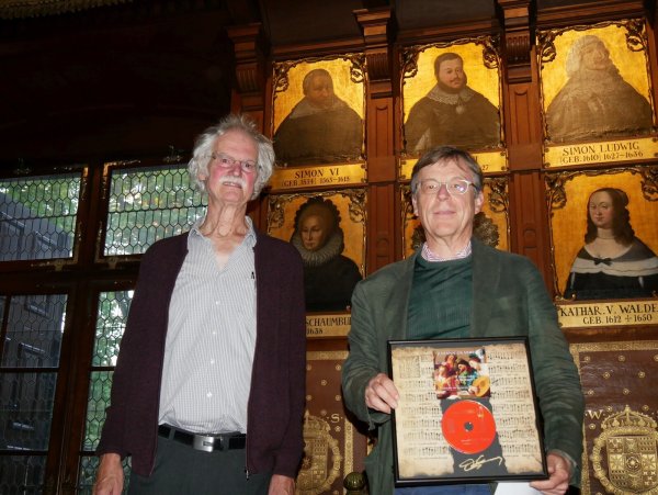 Vor der Ahnentafel mit Simon VI. Prof. Werner Dabringhaus (links) schenkt Stephan Prinz zur Lippe bei der Präsentation im Ahnensaal eine besonder CD der Aufnahme der Madrigale von Grabbe. - © Thomas Krügler