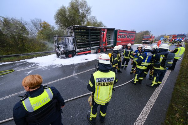 Das Führerhaus des Lkw ist komplett ausgebrannt. - © Andreas Zobe