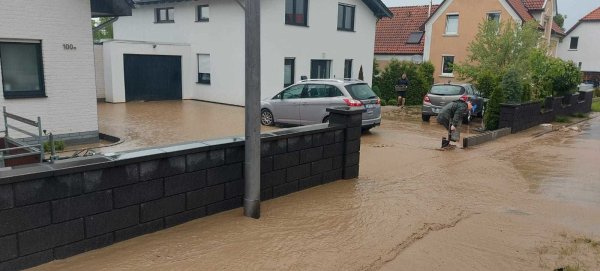 Anwohner der Straße Detmolder Weg kämpfen am Feiertag gegen die Wassermassen. - © Philip Marx
