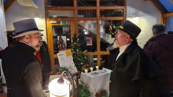 Szenisches Spiel gehört für Christian Preuß alias Meisterfälscher und Leiter der White-Chapel-Gazette (links) dazu, wenn er auf einem Markt auftritt. Er freut sich schon auf Blomberg. - © Marianne Schwarzer