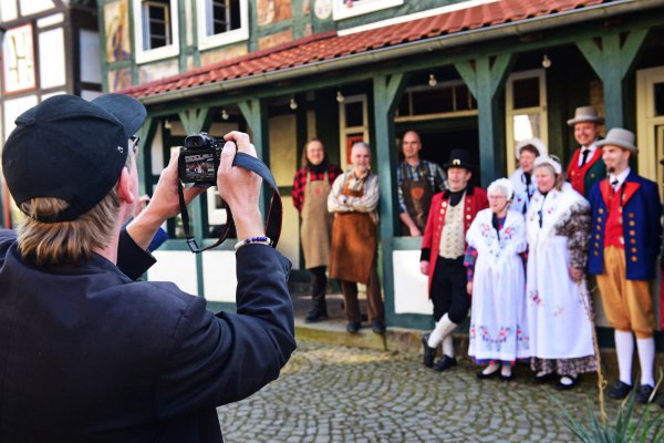 Noch recht konventionell: Künstler Stefan Demming setzt die Trachtengilde Schwalenberg und die Männer der Schwalenberger Brauzunft in Szene - © Nicole Ellerbrake